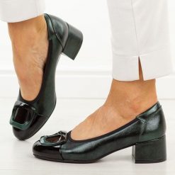 Zielone czółenka damskie na obcasie Potocki 12807. Zielone czółenka damskie POTOCKI, z aplikacjami, ze skóry, z okrągłym noskiem, bez obcasa, na obcasie. Za 199.00 zł.