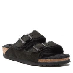 Klapki Birkenstock. Czarne klapki damskie Birkenstock, bez wzorów, bez obcasa. Za 679.99 zł.