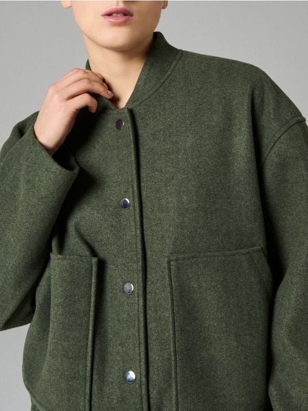 Kurtka bomberka z obniżoną linią ramion - zielony. Zielone kurtki damskie Sinsay, l, bez wzorów, bez kaptura. Za 79.99 zł.