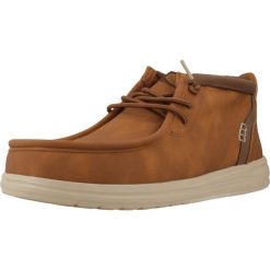 Buty HEY DUDE WALLY MID GRIP R CLASSIC Jasnobrązowy. Brązowe buty trekkingowe męskie PRO BRANDS, ze skóry, bez zapięcia, trekkingowe. W wyprzedaży za 382.30 zł.