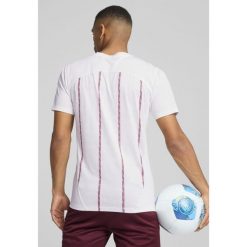 Męska koszulka przedmeczowa Manchester City PUMA White Dark Jasper Red. Białe t-shirty sportowe męskie Puma, m, bez ramiączek, do piłki nożnej. W wyprzedaży za 194.00 zł.