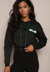 Czarna Krótka Bluza z Kapturem Ściągaczami i Ozdobnym Nadrukiem Relis. Czarne bluzy sportowe damskie Renee, l, z aplikacjami, bez ramiączek, krótkie, z kapturem. Za 34.99 zł.