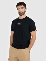 4F T-shirt regular z nadrukiem męski - czarny XL. Czarne t-shirty męskie 4f, m, bez wzorów, z bawełny, bez kołnierzyka. W wyprzedaży za 49.99 zł.