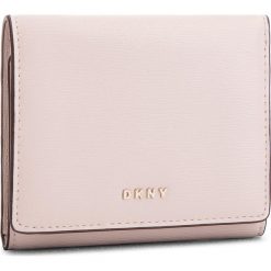 Mały Portfel Damski DKNY - Bryant Trifld Wallet R7413100 Iconic Bls 3IB. Czerwone portfele damskie DKNY, bez wzorów, ze skóry. W wyprzedaży za 279.00 zł.