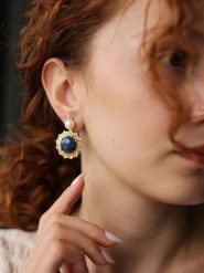 L'Atelier de Gaia Pozłacane kolczyki-wkrętki z szafirem i perłami rozmiar: onesize. Niebieskie kolczyki damskie L'Atelier de Gaia, z perłą, pozłacane. Za 95.69 zł.