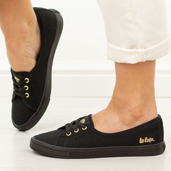 Czarne tenisówki damskie Lee Cooper 4045. Czarne trampki i tenisówki damskie Lee Cooper, bez wzorów, z jeansu. W wyprzedaży za 139.92 zł.