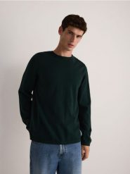 Bawełniany sweter - zielony. Zielone swetry męskie Reserved, l, bez wzorów, z bawełny, bez kołnierzyka. W wyprzedaży za 39.99 zł.