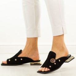 Czarne skórzane klapki damskie DiA 3061. Czarne klapki damskie DiA, bez wzorów, ze skóry, bez obcasa, na obcasie. Za 379.00 zł.