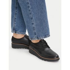 Półbuty Clarks. Czarne półbuty damskie Clarks, bez wzorów, bez obcasa, na koturnie. Za 356.99 zł.