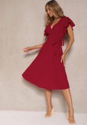 Bordowa Kopertowa Sukienka z Rozkloszowanym Dołem i Ozdobnym Wiązaniem Dannola. Czerwone sukienki damskie Renee, na co dzień, m, bez wzorów, eleganckie, bez kołnierzyka, bez ramiączek, midi, kopertowe. W wyprzedaży za 111.99 zł.
