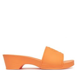 Klapki Guess. Brązowe klapki damskie Guess, z aplikacjami, bez obcasa. Za 179.99 zł.
