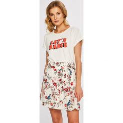 Vero Moda - Top. Białe topy damskie Vero Moda, l, bez wzorów, z dzianiny, bez kołnierzyka. W wyprzedaży za 29.90 zł.