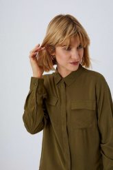 Gładka koszula z kieszeniami. Zielone koszule damskie MOODO, xs, bez wzorów, z wiskozy, bez kołnierzyka, bez ramiączek. W wyprzedaży za 31.99 zł.