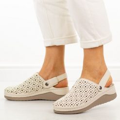 Beżowe klapki damskie na koturnie Vinceza 85206. Brązowe klapki damskie VINCEZA, bez wzorów, z jeansu, bez obcasa, na koturnie. Za 139.00 zł.