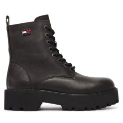 Trapery Tommy Jeans. Czarne trapery damskie Tommy Jeans, z jeansu, bez obcasa. Za 749.99 zł.