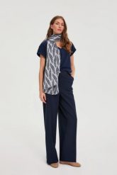 Szal w roślinny wzór granatowy. Niebieskie szaliki i kominy damskie MOODO, bez wzorów, z poliesteru. Za 59.99 zł.