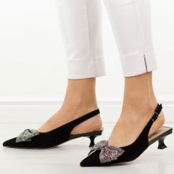 Czarne skórzane sandały damskie DiA 3130. Czarne sandały damskie DiA, bez wzorów, ze skóry, bez obcasa, na obcasie. W wyprzedaży za 315.92 zł.