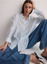 Koszula w paski - jasnoniebieski. Niebieskie koszule damskie Reserved, l, bez wzorów, bez kołnierzyka, bez ramiączek. W wyprzedaży za 39.99 zł.