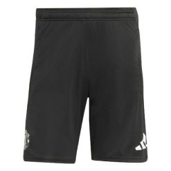 Szorty treningowe Manchester United 2025/26. Czarne szorty męskie Adidas, bez kołnierzyka. Za 168.52 zł.