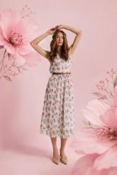 Sukienka w kwiaty z paskiem biała. Białe sukienki damskie MOODO, l, bez wzorów, z poliesteru, bez kołnierzyka, bez ramiączek. Za 179.99 zł.