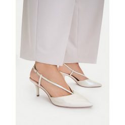 Czółenka Tamaris. Białe czółenka damskie Tamaris, bez wzorów, bez obcasa. Za 261.99 zł.