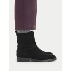 Botki Lasocki. Czarne botki damskie Lasocki, bez obcasa, na płaskiej podeszwie, bez zapięcia. Za 269.99 zł.