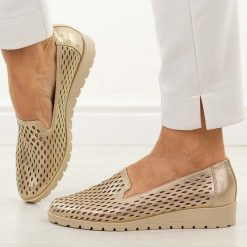 Złote ażurowe półbuty damskie Jezzi 1628-23. Żółte półbuty damskie Jezzi, w ażurowe wzory, z jeansu, casualowe, bez obcasa, na koturnie. Za 189.00 zł.