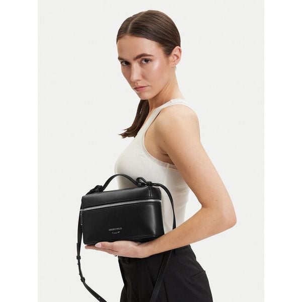 Torebka Emporio Armani. Czarne listonoszki damskie Emporio Armani, bez wzorów, bez dodatków. Za 1,389.00 zł.