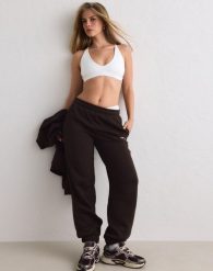 Damskie spodnie dresowe szczotkowany dżersej, średni stan Classic czekoladowy. Brązowe spodnie sportowe damskie Aim'n, xs, z bawełny, na fitness i siłownię. Za 339.00 zł.