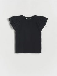 Bawełniany t-shirt z falbanką - czarny. Czarne koszulki dziewczęce Reserved, bez wzorów, z bawełny, bez ramiączek. W wyprzedaży za 39.99 zł.