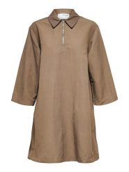 SELECTED FEMME Sukienka "Nia" w kolorze jasnobrązowym rozmiar: 36. Brązowe sukienki damskie Selected Femme, bez wzorów, bez kołnierzyka, bez ramiączek, midi. Za 109.78 zł.
