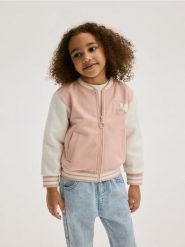 Bluza bomber z haftem - pastelowy róż. Czerwone bluzy i bluzki niemowlęce Reserved, bez wzorów, z bawełny, bez ramiączek, bez kaptura. W wyprzedaży za 35.99 zł.