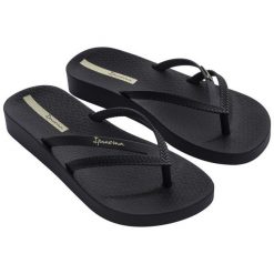 Japonki Ipanema Bossa Soft V Fem 82840-20766 czarne. Czarne klapki damskie bez wzorów, z gumy, bez obcasa, na obcasie. Za 131.11 zł.