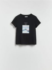 Bawełniany t-shirt z nadrukiem - czarny. Czarne t-shirty damskie Reserved, l, bez wzorów, z bawełny, bez kołnierzyka. Za 49.99 zł.