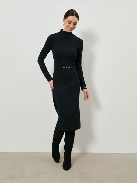 Sukienka midi z bawełną i ozdobnym paskiem - czarny. Czarne sukienki damskie Sinsay, l, bez wzorów, z bawełny, bez kołnierzyka, bez ramiączek, midi. W wyprzedaży za 27.99 zł.