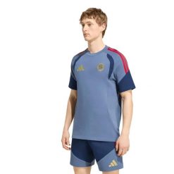 Koszulka Bayern Monachium 2026/27. Niebieskie t-shirty sportowe męskie Adidas, l, z bawełny, bez ramiączek, do piłki nożnej. Za 191.50 zł.