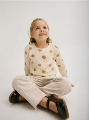 Bawełniana koszulka w prążek - beżowy. Brązowe koszulki dziewczęce Reserved, m, bez wzorów, z bawełny, bez ramiączek. W wyprzedaży za 19.99 zł.