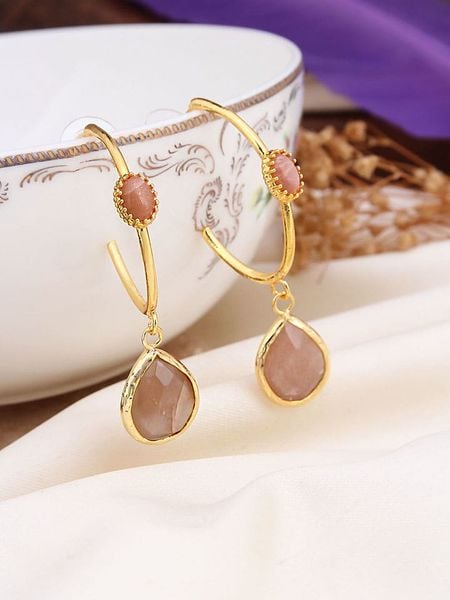 L'Atelier de Gaia Pozłacane kolczyki-półkreole z kamieniami słonecznymi rozmiar: onesize. Różowe kolczyki damskie L'Atelier de Gaia, pozłacane. Za 39.99 zł.