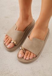 Ciemnobeżowe Klapki Typu Japonki z Metaliczną Ozdobą Samrina. Brązowe klapki damskie Born2be, z aplikacjami, z jeansu, bez obcasa, na płaskiej podeszwie. Za 79.99 zł.