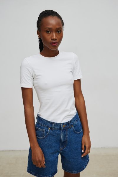 Dopasowany top z krótkim rękawem w kolorze CLASSIC WHITE - COLT. Białe topy damskie Marsala, bez wzorów, z bawełny, bez kołnierzyka. Za 149.90 zł.