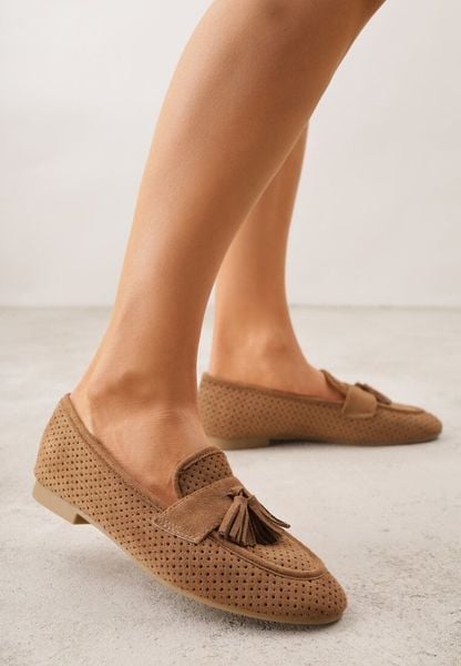 Jasnobrązowe Perforowane Mokasyny z Imitacji Zamszu Zdobione Frędzlami Vaeliane. Brązowe mokasyny damskie Renee, z zamszu. Za 89.99 zł.