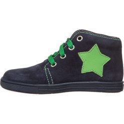 Skórzane sneakersy w kolorze granatowo-zielonym. Niebieskie trampki i tenisówki chłopięce Richter, z aplikacjami, z materiału, z okrągłym noskiem, bez zapięcia. W wyprzedaży za 108.95 zł.