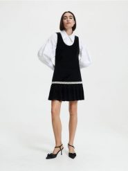 Welurowa sukienka mini - czarny. Czarne sukienki damskie Reserved, l, bez wzorów, z dzianiny, bez kołnierzyka, bez ramiączek, mini. W wyprzedaży za 99.99 zł.