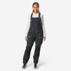 Spodnie żeglarskie damskie Decathlon 500 na szelkach. Czarne spodnie materiałowe damskie Decathlon, bez wzorów, z materiału. Za 489.99 zł.