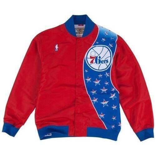 Kurtka NBA Philadelphia 76ers authentic. Czerwone kurtki męskie Mitchell & Ness, bez wzorów, sportowe, bez kaptura. W wyprzedaży za 504.00 zł.