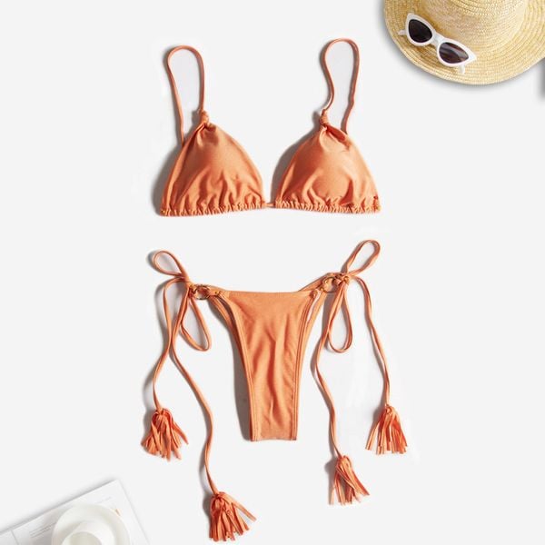 Bikini ze sznureczkami na plażę i basen Izeta. Bikini damskie Intica, bez wzorów. Za 149.00 zł.