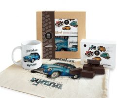 Syrena — paczka (Zawartość paczki: koszulka - torba - kubek - słodycze; Rozmiar koszulki / bluzy: 7 - 8 lat; Kolor koszulki / bluzy: biały; Rodzaj nad. Białe bluzy bez kaptura damskie nikiniki, s, bez wzorów, z bawełny, bez kołnierzyka. Za 139.00 zł.