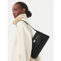 Torebka Calvin Klein. Czarne torebki klasyczne damskie CALVIN KLEIN, bez wzorów, bez dodatków. Za 529.99 zł.