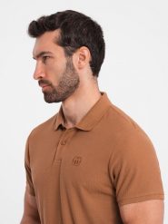 Męska koszulka polo jednokolorowa BASIC z dzianiny pique - brązowa V23. Brązowe koszulki polo męskie Ombre Clothing, m, z aplikacjami, z bawełny, bez ramiączek. W wyprzedaży za 79.99 zł.