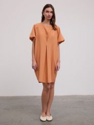 BGN Sukienka w kolorze pomarańczowym rozmiar: 38. Pomarańczowe sukienki damskie BGN, na imprezę, bez wzorów, bez kołnierzyka, bez ramiączek, midi. Za 91.34 zł.